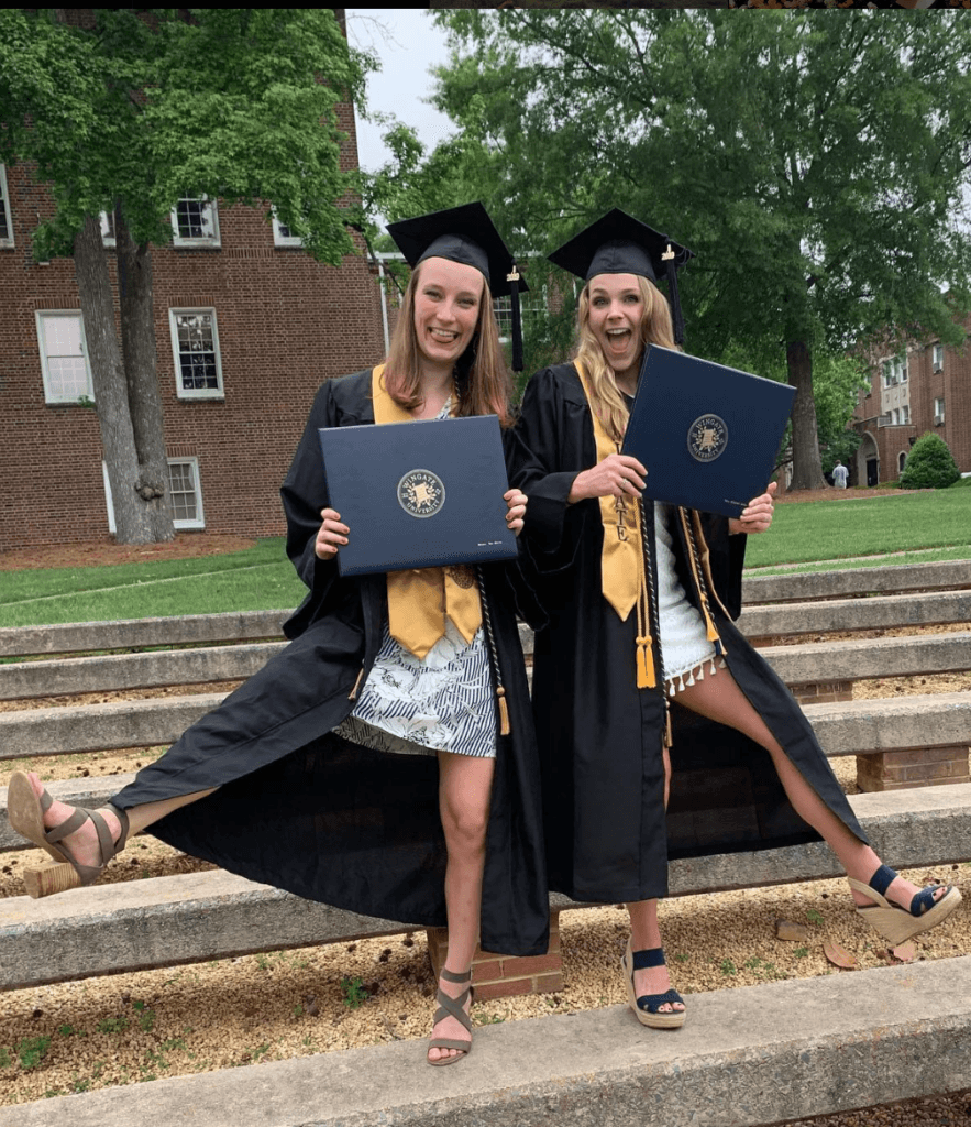 Made Scholarships zwemster Hanna Van Horen viert haar afstuderen aan Wingate University, het bewijs van succesvol sporten en studeren in Amerika.